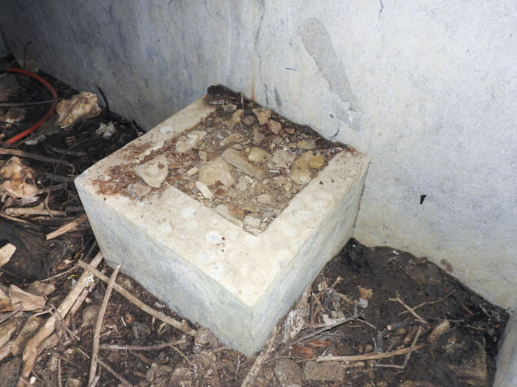 Ligne Maginot - VERTH - (Blockhaus pour canon) - Un des plots de blocage du canon. - STENGER Mathieu