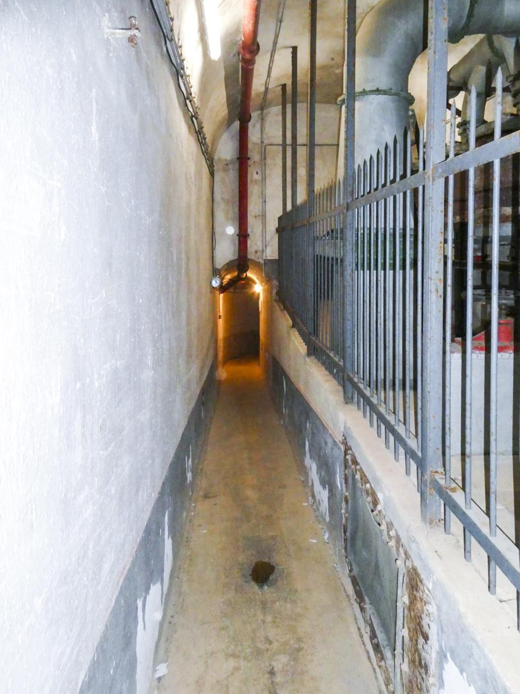 Ligne Maginot - MONT AGEL - (Ouvrage d'artillerie) - Accès au bloc 1 le long de la ventilation principale    - ELLENA Daniel - CUNY Philippe