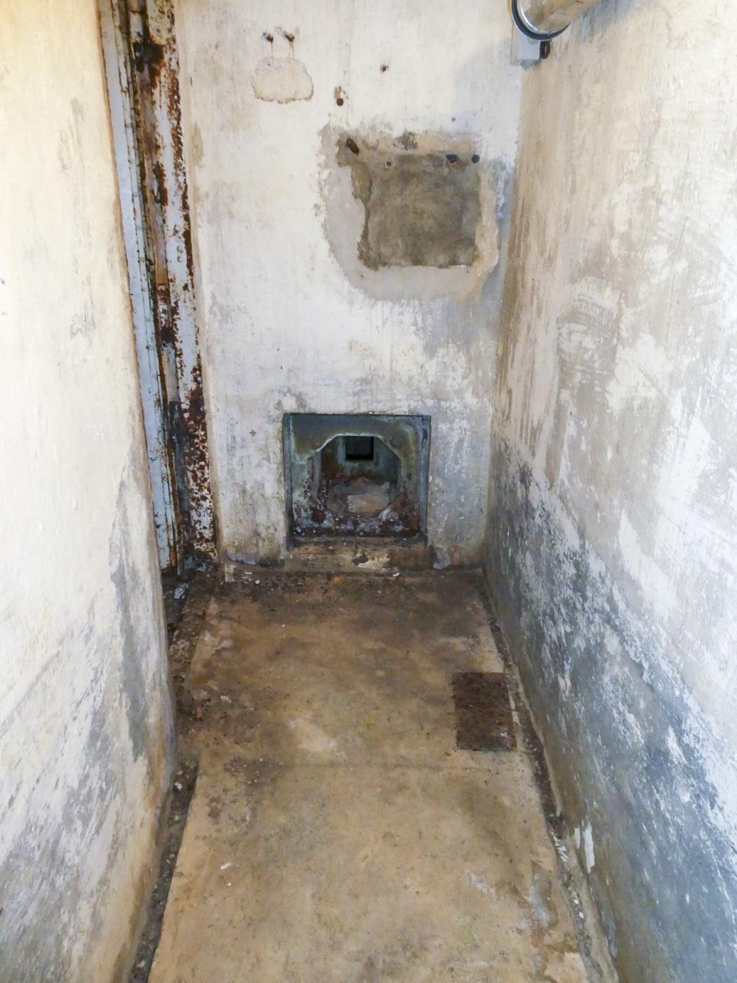 Ligne Maginot - MONT AGEL - (Ouvrage d'artillerie) - Bloc 1
Créneau FM en direction de la montée d'escalier - ELLENA Daniel - CUNY Philippe