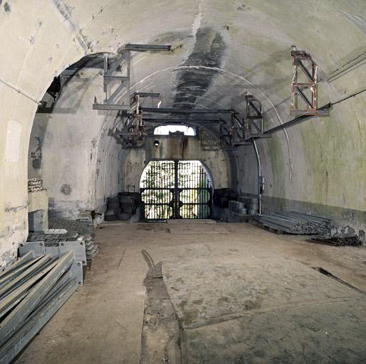 Ligne Maginot - MONT AGEL - (Ouvrage d'artillerie) - Bloc 3
Le hall d'entrée du téléphérique dans le bloc 3, vu vers l'entrée, à gauche, niche du mécanisme.