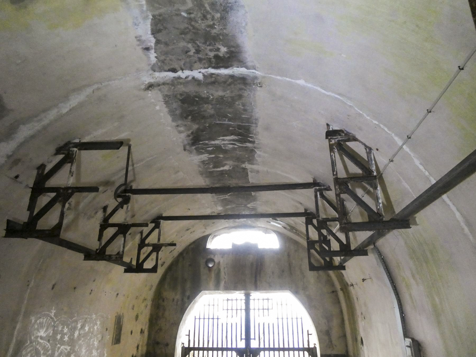 Ligne Maginot - MONT AGEL - (Ouvrage d'artillerie) - Bloc 3
Les supports des câbles - ELLENA Daniel - CUNY Philippe