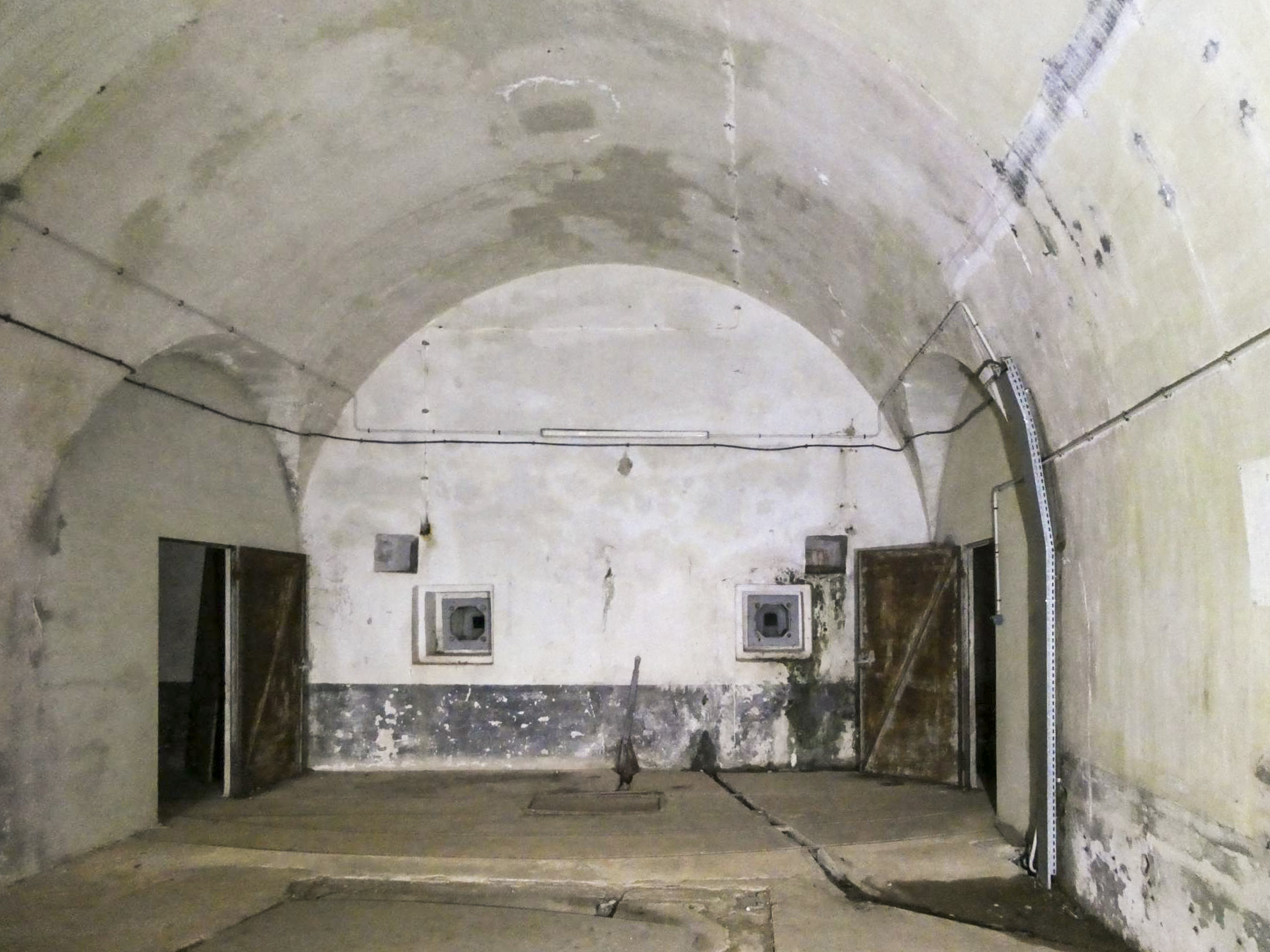 Ligne Maginot - MONT AGEL - (Ouvrage d'artillerie) - Bloc 3
Les créneaux de défense  - ELLENA Daniel - CUNY Philippe