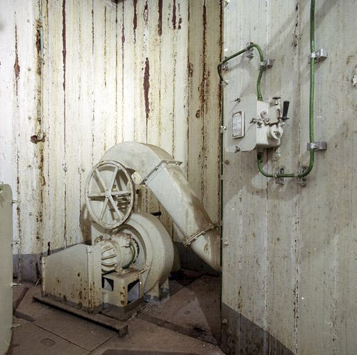 Ligne Maginot - MONT AGEL - (Ouvrage d'artillerie) - Vue intérieure du niveau 1 du bloc 5 au pied de la tourelle à éclipse, ventilateur.