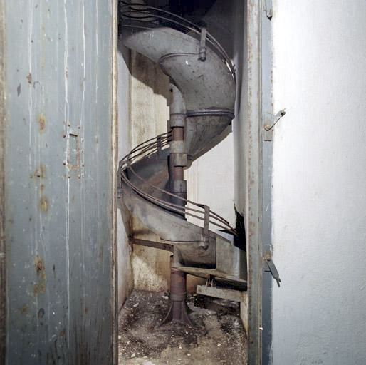 Ligne Maginot - MONT AGEL - (Ouvrage d'artillerie) - Intérieur du bloc 6, détail du toboggan hélicoïdal de descente des douilles utilisées.