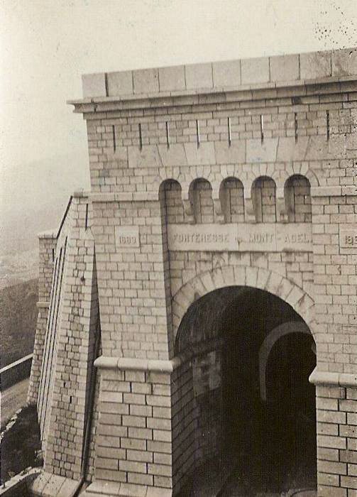 Ligne Maginot - MONT AGEL - (Ouvrage d'artillerie) - L'entrée du Fort du Mont Agel en 1940 - Non précisé