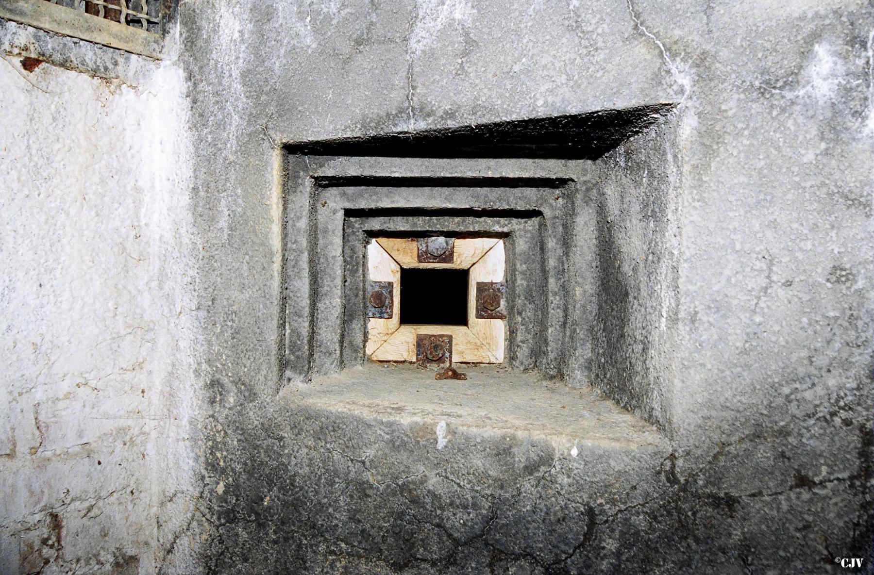 Ligne Maginot - 111 - BETTLACH NORD - (Casemate d'infanterie - Double) - Créneau avec son coffrage - Lia VERMEULEN