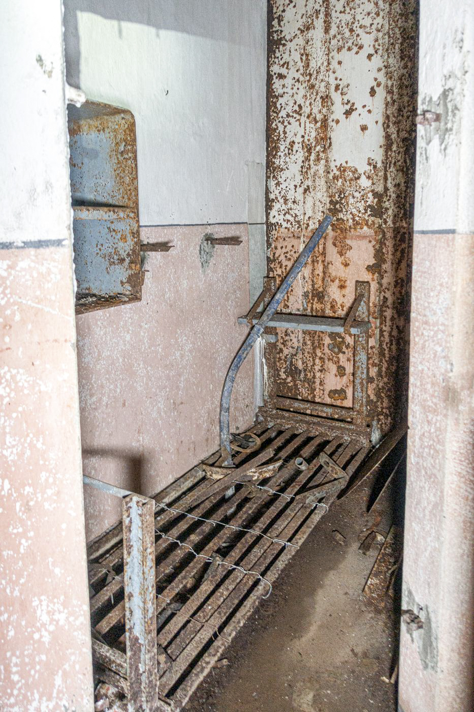 Ligne Maginot - DENTING - A28 - (Ouvrage d'infanterie) - Bloc 3
Chambrée entre la cloche GFM et la tourelle de mitrailleuses. - David Palmer