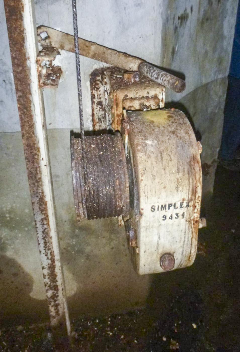 Ligne Maginot - FOUR A CHAUX - FAC - (Ouvrage d'artillerie) - Bloc 3
Treuil du chariot à munitions - J.Luc