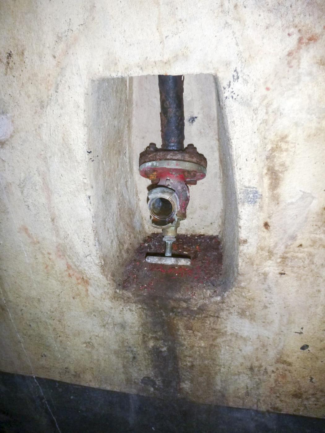 Ligne Maginot - FOUR A CHAUX - FAC - (Ouvrage d'artillerie) - Bloc 3
Prise d'eau tuyau d'incendie - J.Luc