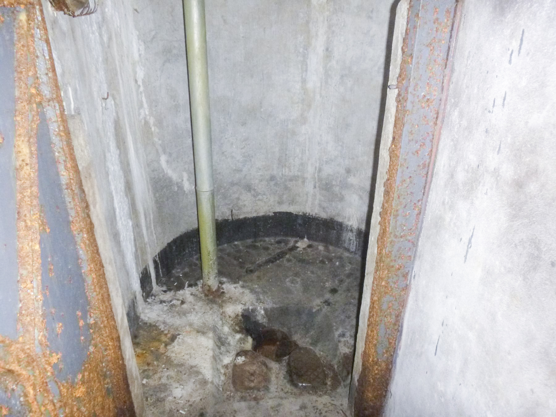 Ligne Maginot - FOUR A CHAUX - FAC - (Ouvrage d'artillerie) - Bloc 3
WC du bloc - J.Luc