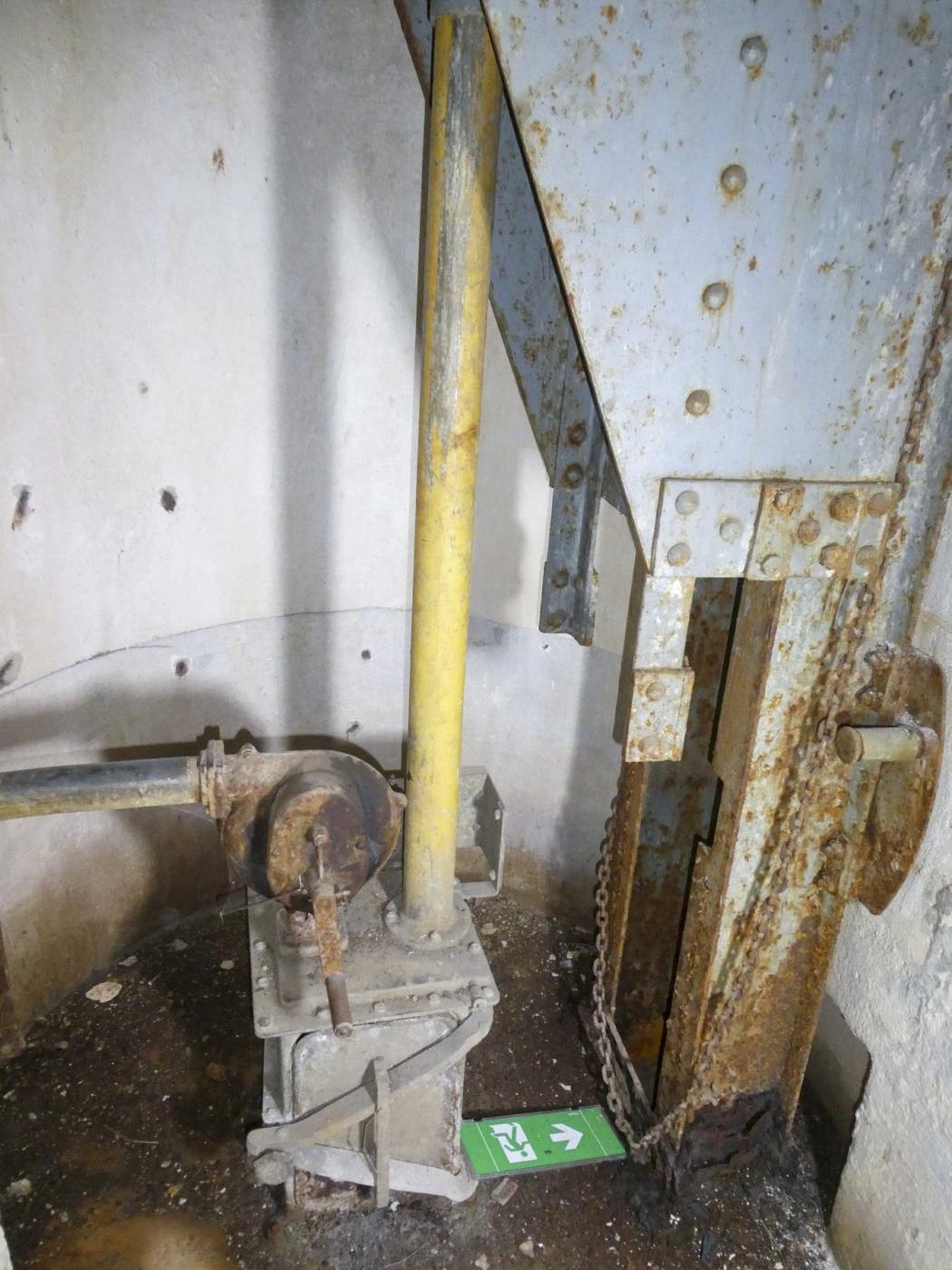 Ligne Maginot - MONT AGEL - (Ouvrage d'artillerie) - Bloc 7
La cloche GFM - ELLENA Daniel - CUNY Philippe