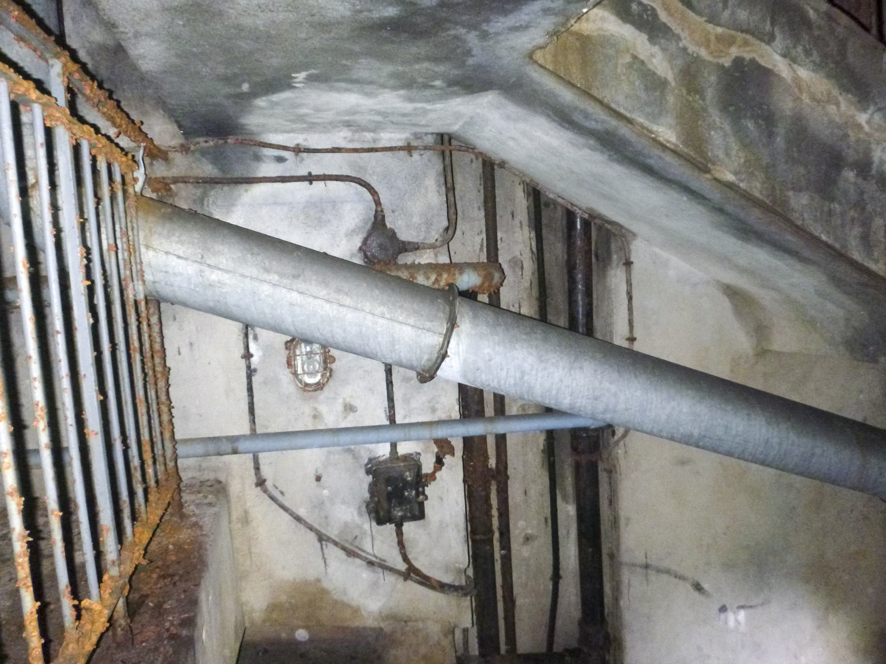 Ligne Maginot - FOUR A CHAUX - FAC - (Ouvrage d'artillerie) - Bloc 4
Haut de la cage d'escalier
Tube de la ventilation - J.Luc