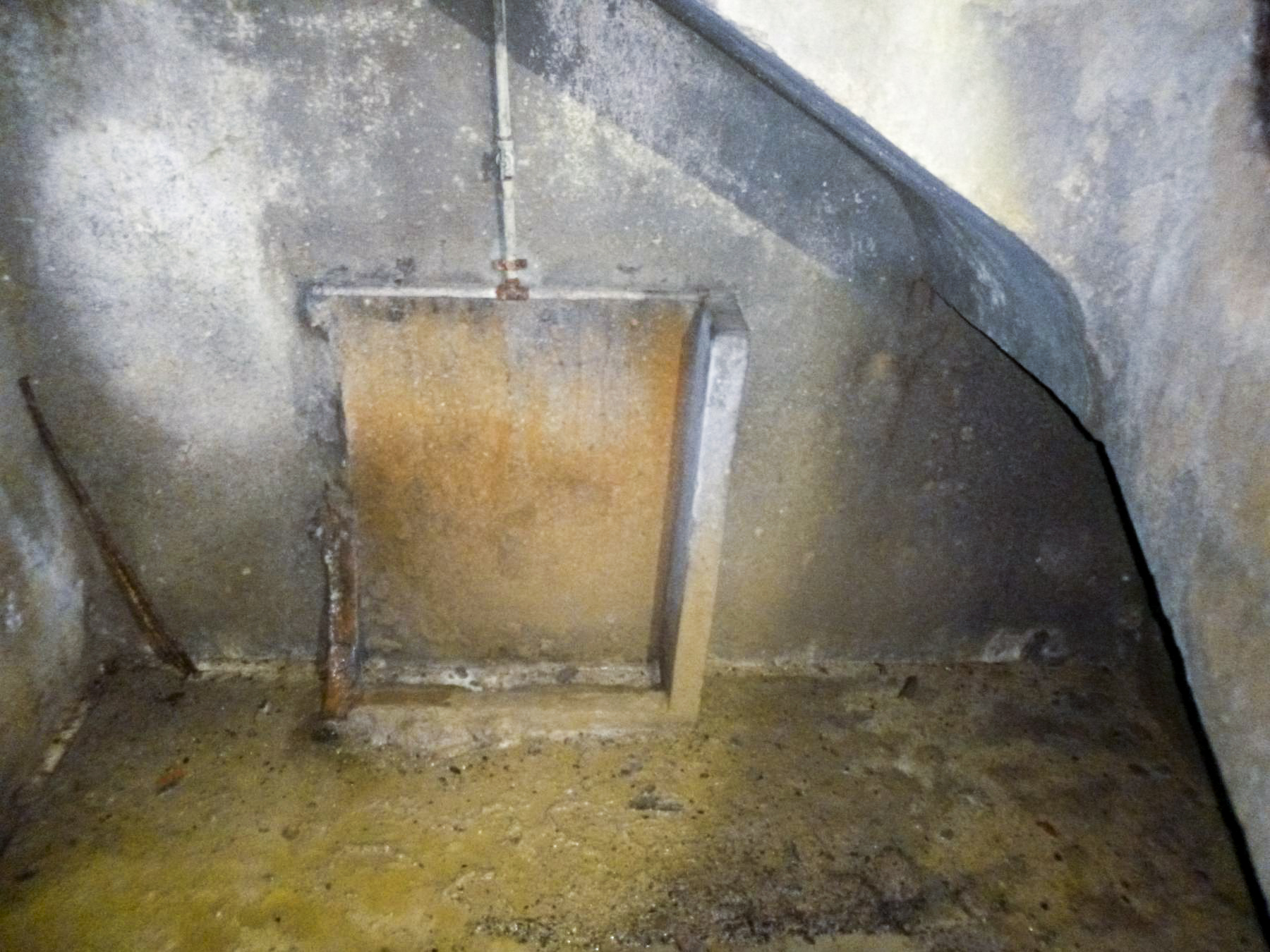 Ligne Maginot - FOUR A CHAUX - FAC - (Ouvrage d'artillerie) - Urinoir au pieds de l'escalier du bloc 4 - J.Luc