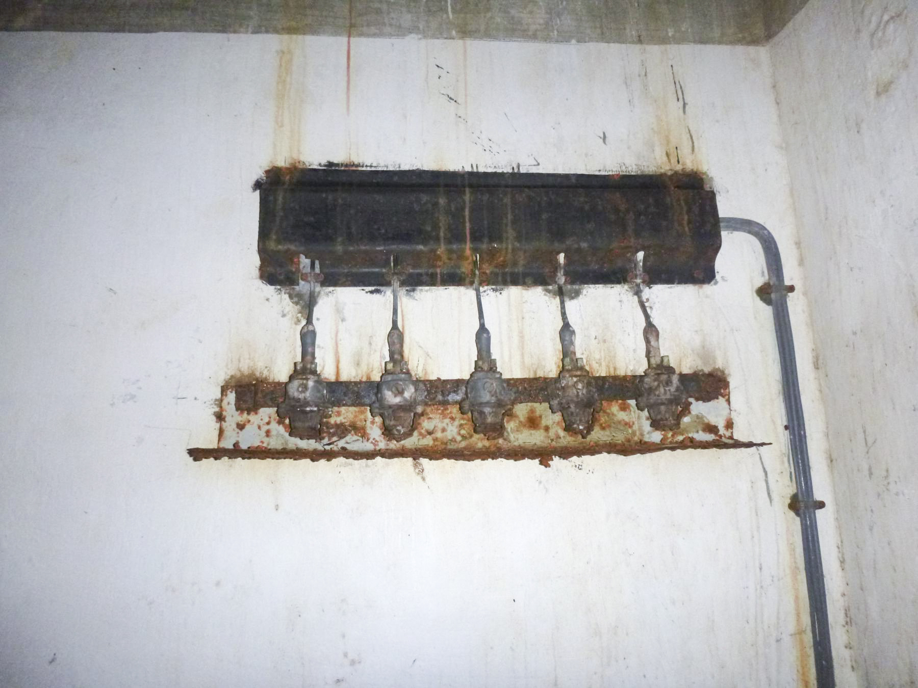 Ligne Maginot - FOUR A CHAUX - FAC - (Ouvrage d'artillerie) - Bloc 4
Local exploitation des données à l'étage supérieure
Prises téléphoniques - J.Luc