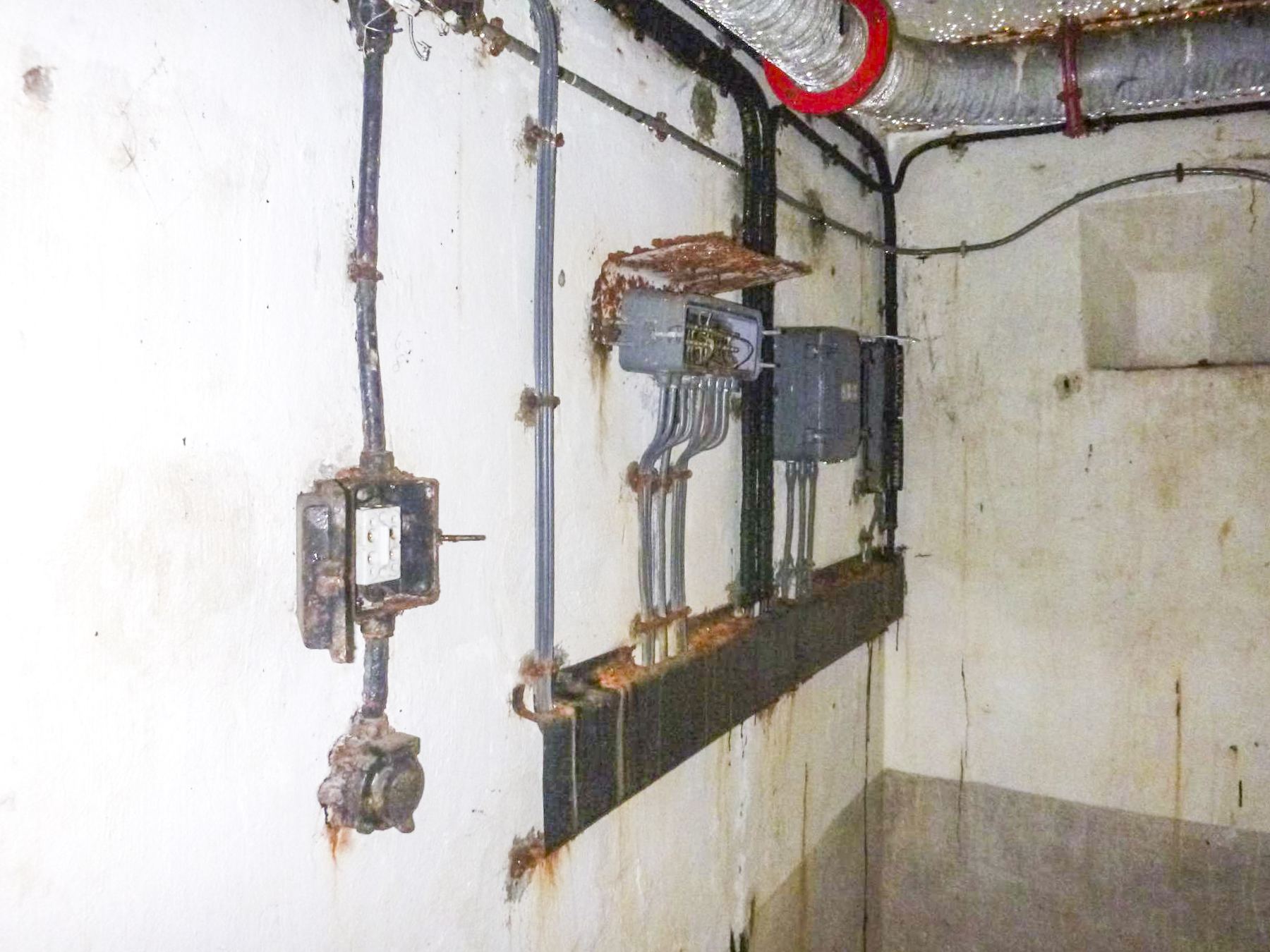 Ligne Maginot - FOUR A CHAUX - FAC - (Ouvrage d'artillerie) - Bloc 4
Local exploitation des données à l'étage supérieure
Boitiers électriques - J.Luc