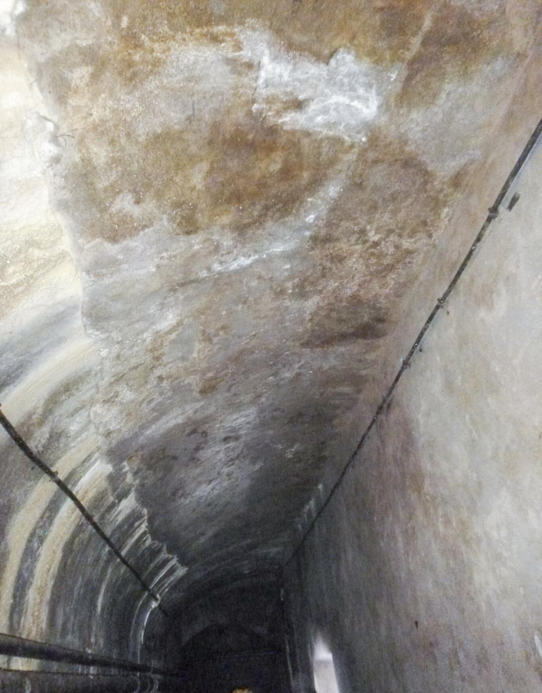 Ligne Maginot - FOUR A CHAUX - FAC - (Ouvrage d'artillerie) - Bloc 4
Galerie de liaison vers la galerie centrale.
On aperçoit encore le noir du au essais d'explosif  - J.Luc