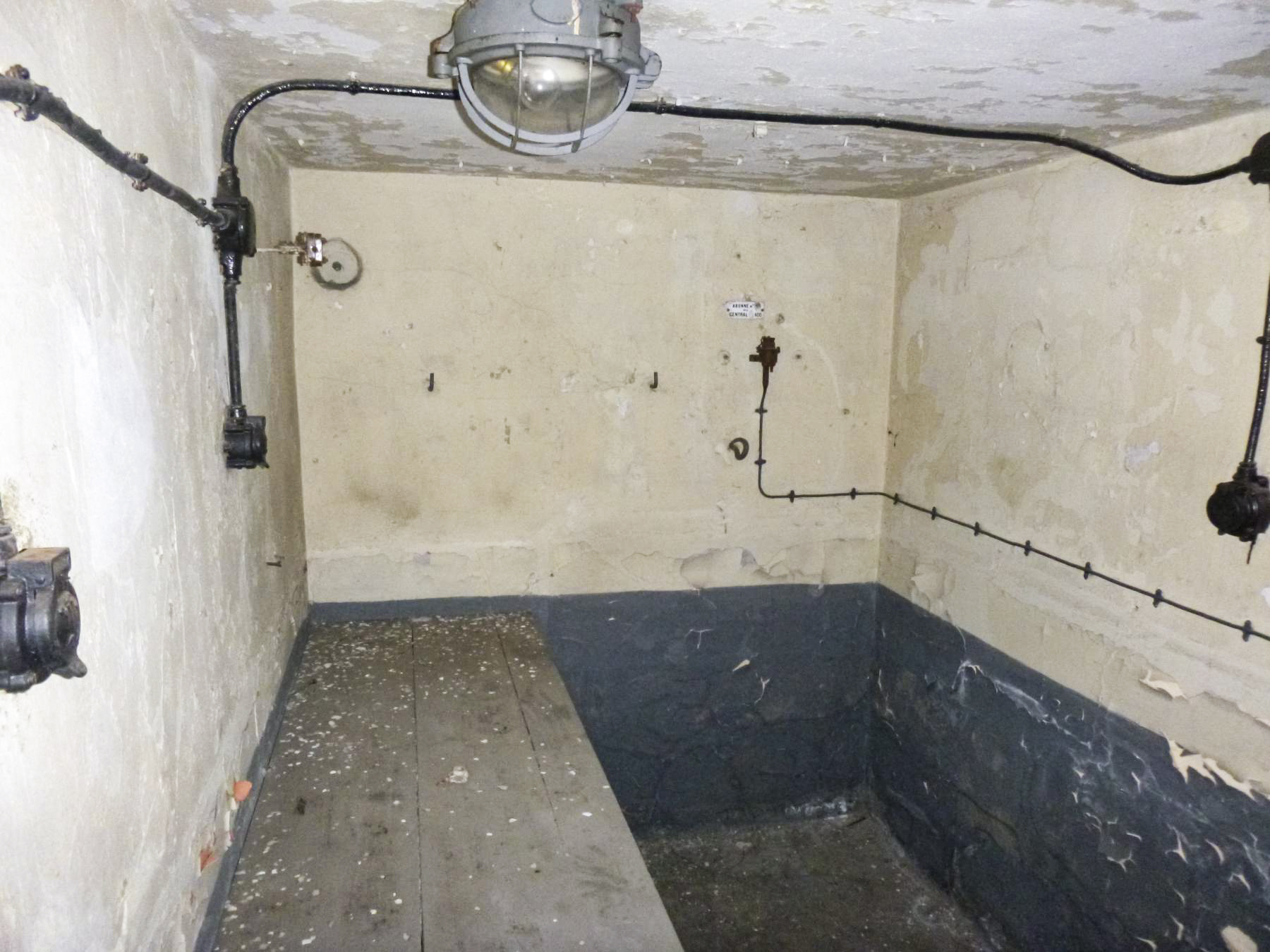 Ligne Maginot - FOUR A CHAUX - FAC - (Ouvrage d'artillerie) - Entrée munitions
Etage inférieure
Local radio - J.Luc