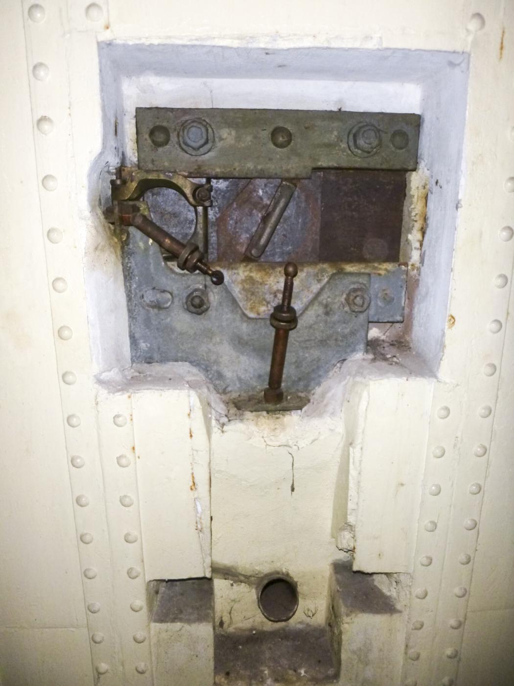 Ligne Maginot - FOUR A CHAUX - FAC - (Ouvrage d'artillerie) - Entrée munitions
Chambre de tir Est
Créneau FM - J.Luc