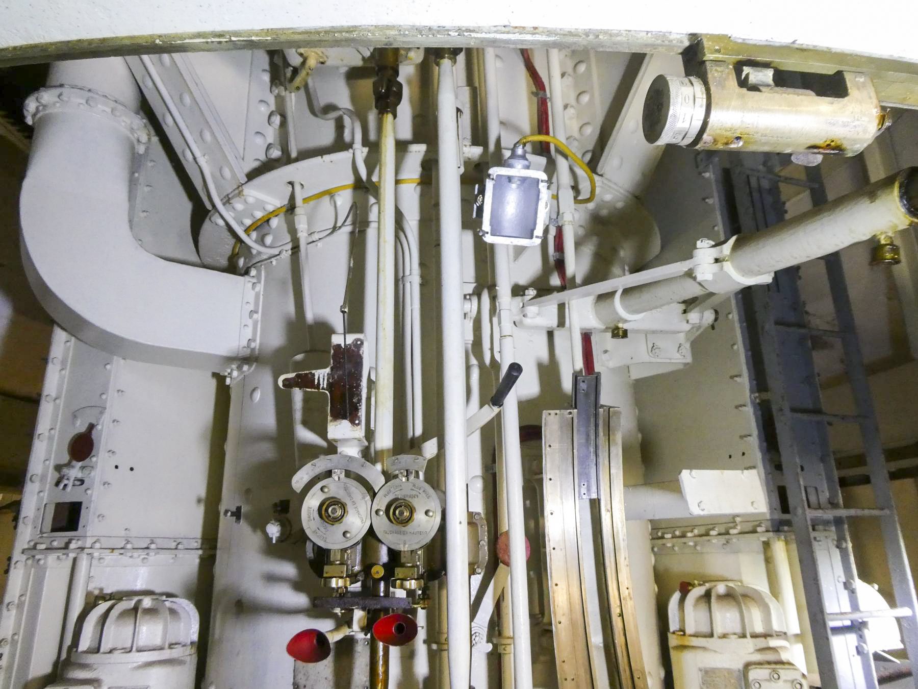 Ligne Maginot - MONT AGEL - (Ouvrage d'artillerie) - Bloc 5
Niveau intermédiaire de la tourelle - ELLENA Daniel - CUNY Philippe