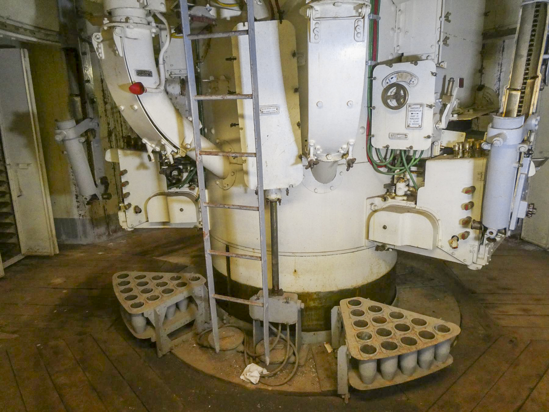 Ligne Maginot - MONT AGEL - (Ouvrage d'artillerie) - Bloc 5
Niveau intermédiaire de la tourelle - ELLENA Daniel - CUNY Philippe