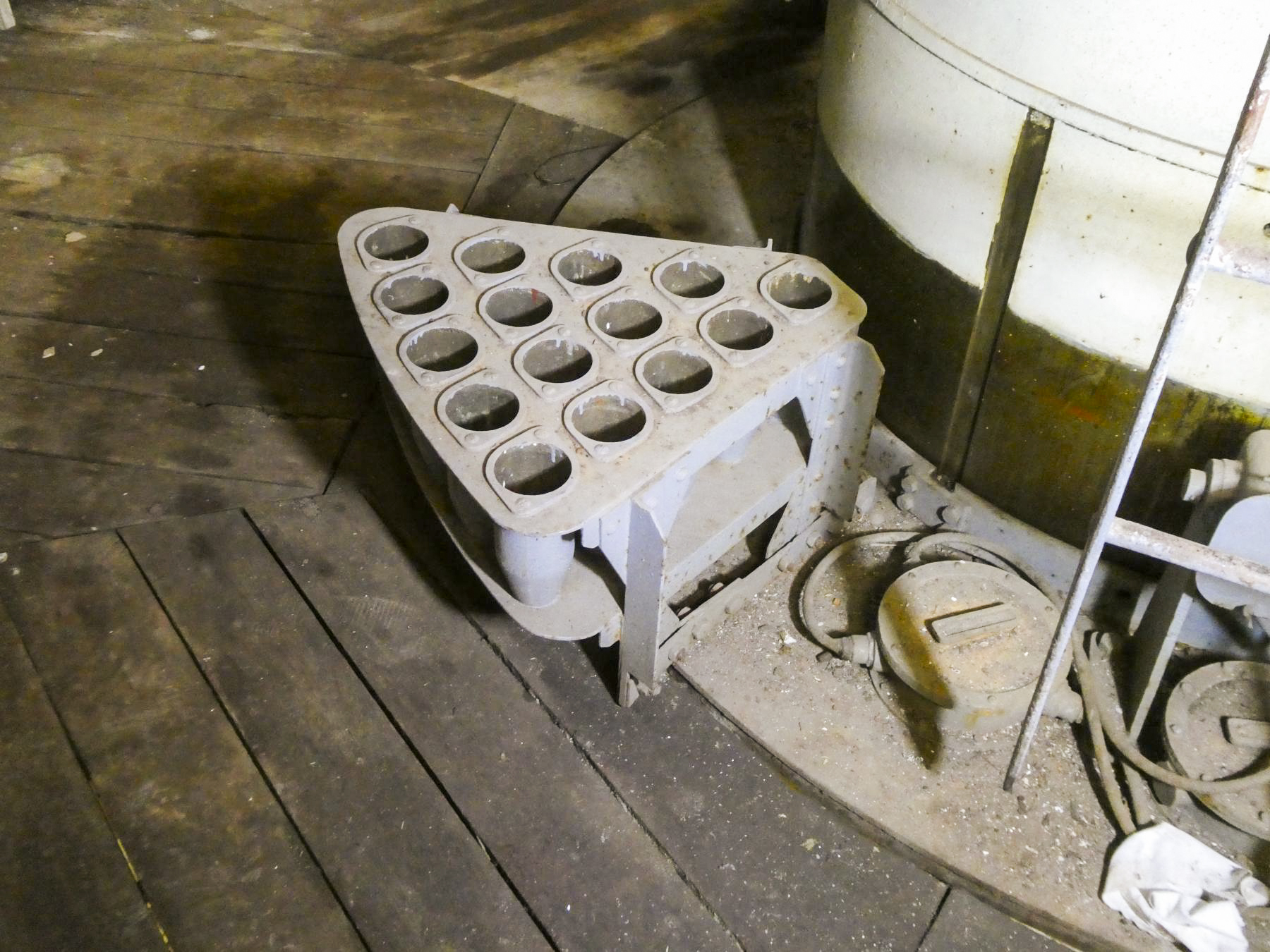 Ligne Maginot - MONT AGEL - (Ouvrage d'artillerie) - Bloc 5
Niveau intermédiaire de la tourelle
Casier pour les obus - ELLENA Daniel - CUNY Philippe