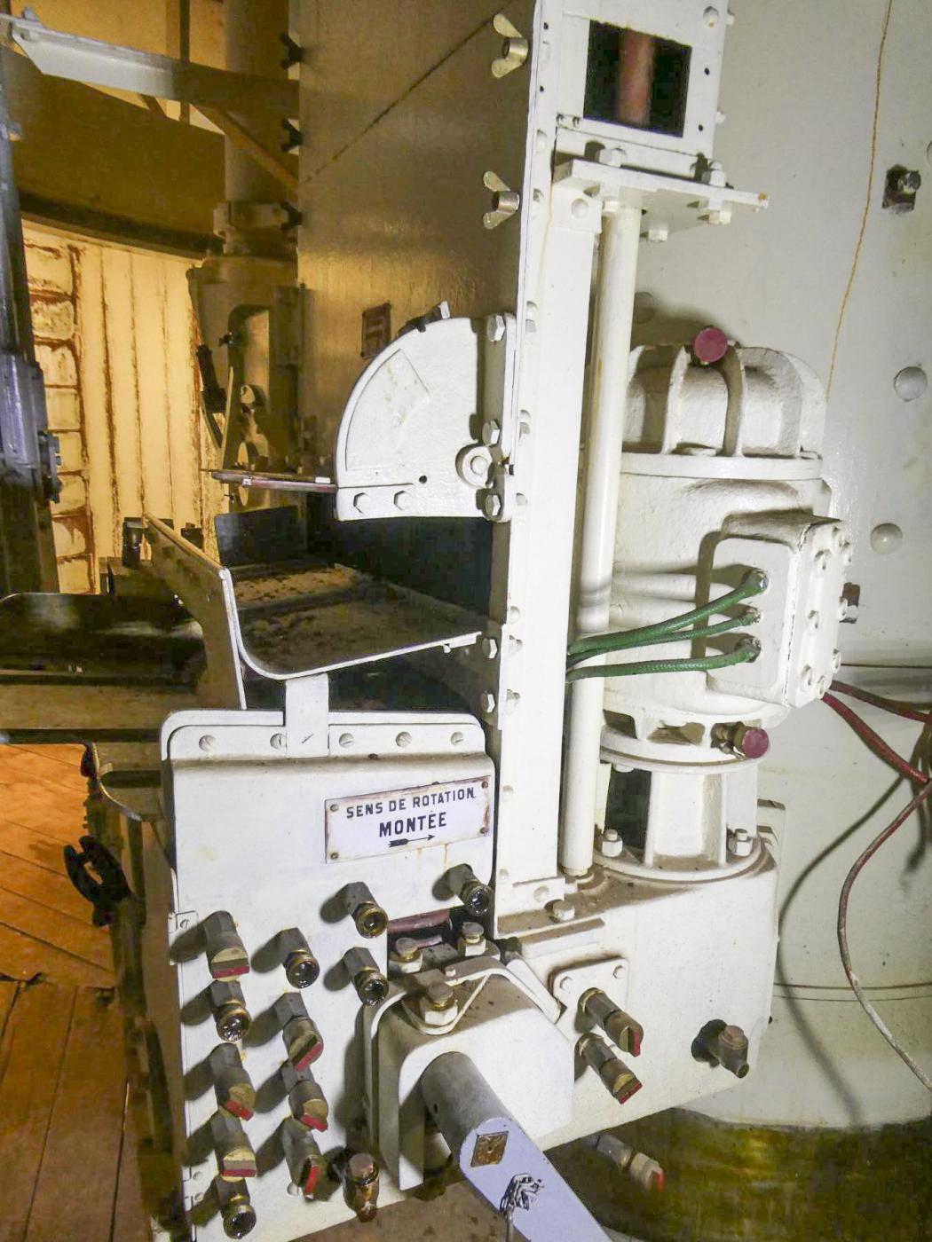 Ligne Maginot - MONT AGEL - (Ouvrage d'artillerie) - Bloc 5
Niveau intermédiaire de la tourelle - ELLENA Daniel - CUNY Philippe