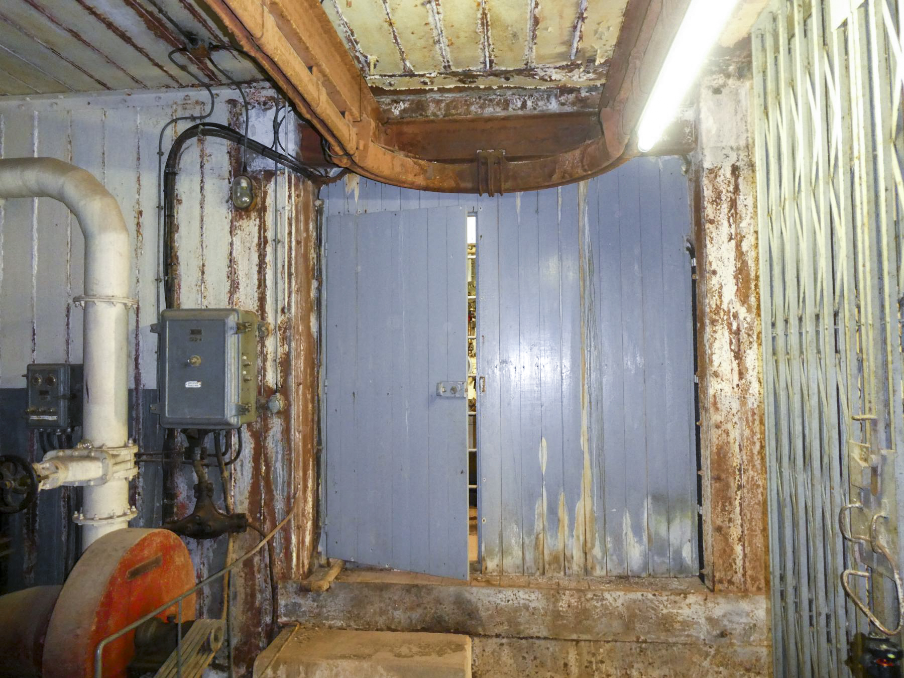 Ligne Maginot - MONT AGEL - (Ouvrage d'artillerie) - Bloc 5
Niveau intermediaire de la tourelle - ELLENA Daniel - CUNY Philippe