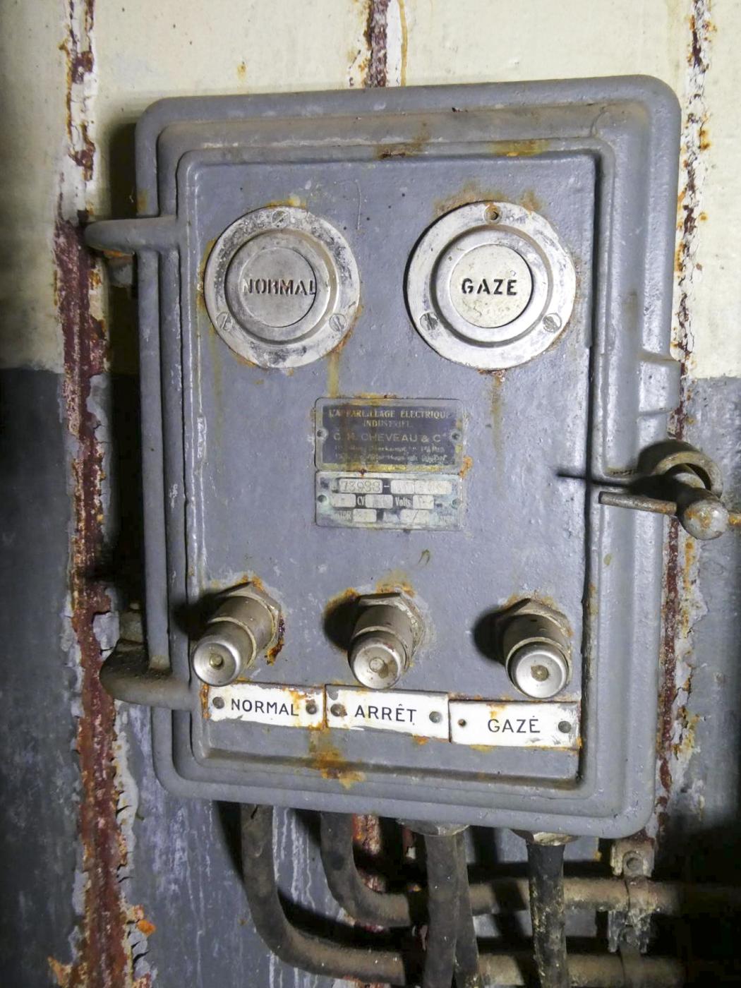 Ligne Maginot - MONT AGEL - (Ouvrage d'artillerie) - Bloc 5
Boite de commande de la filtration du bloc - ELLENA Daniel - CUNY Philippe