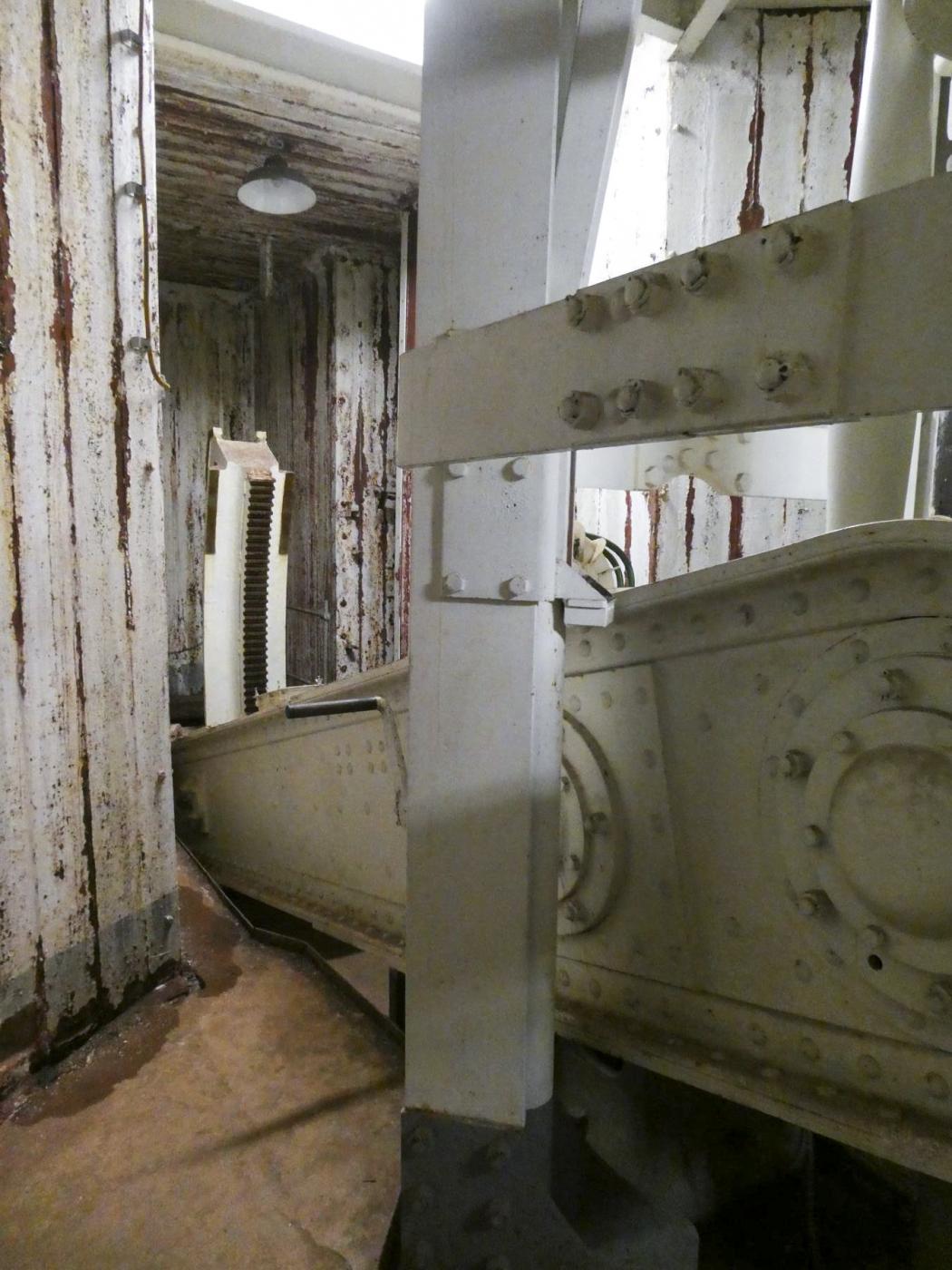 Ligne Maginot - MONT AGEL - (Ouvrage d'artillerie) - Bloc 5
Niveau inférieur de la tourelle - ELLENA Daniel - CUNY Philippe