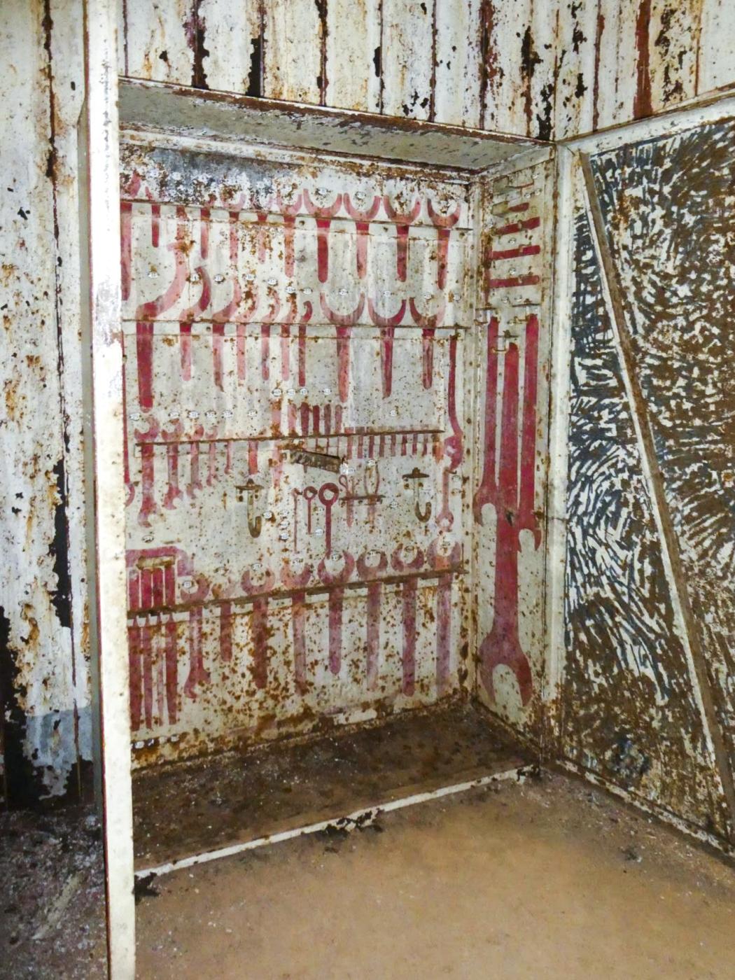Ligne Maginot - MONT AGEL - (Ouvrage d'artillerie) - Bloc 5
Niveau inférieur de la tourelle
Armoire à  outils - ELLENA Daniel - CUNY Philippe
