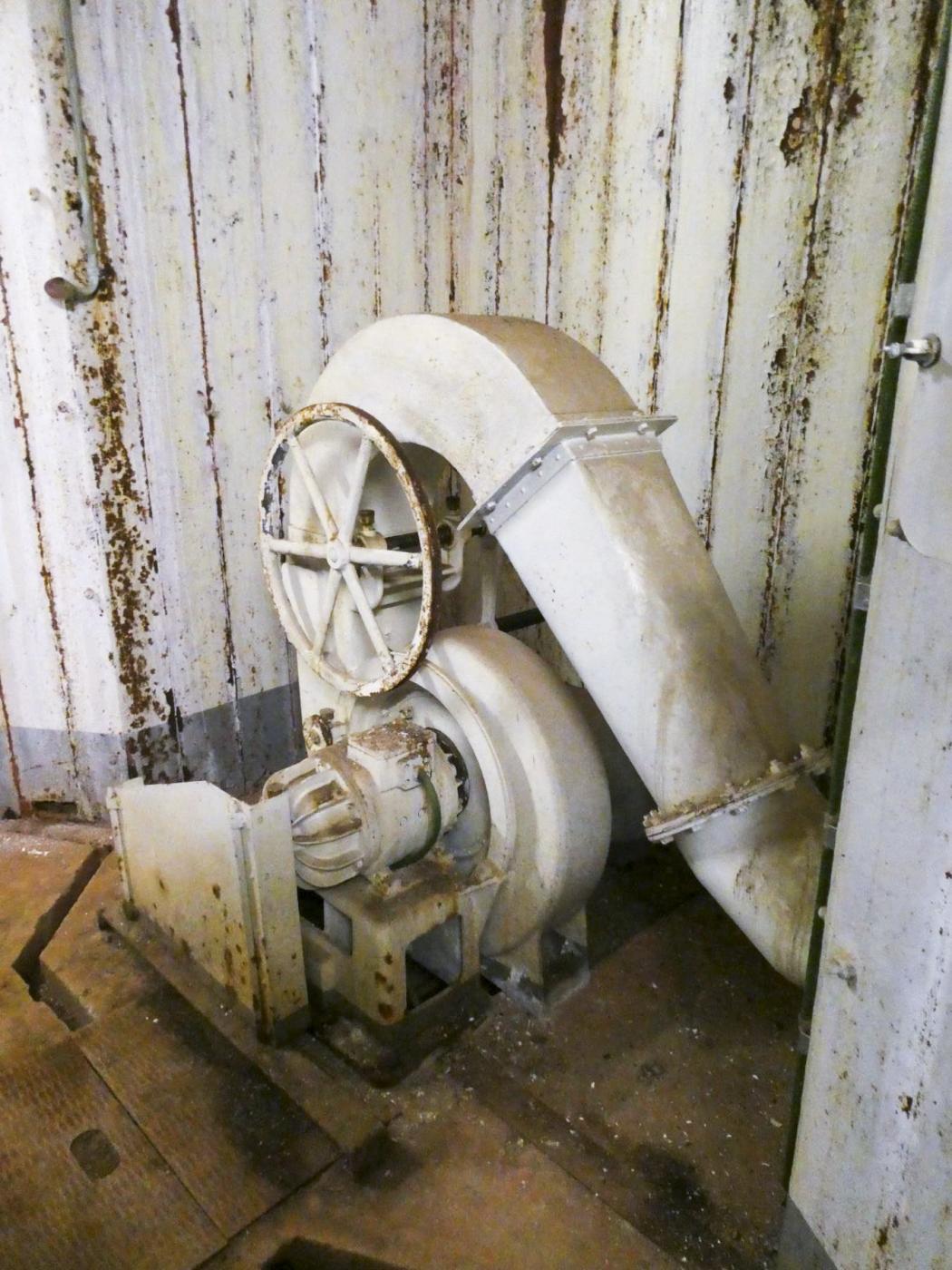 Ligne Maginot - MONT AGEL - (Ouvrage d'artillerie) - Bloc 5
Niveau inférieur de la tourelle,
Ventilation - ELLENA Daniel - CUNY Philippe