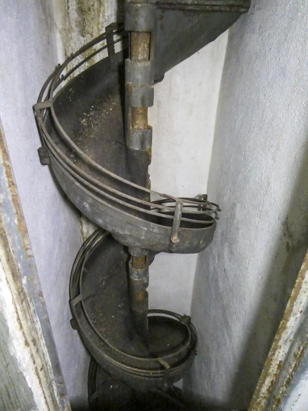 Ligne Maginot - MONT AGEL - (Ouvrage d'artillerie) - Bloc 5
Toboggan pour les douilles - ELLENA Daniel - CUNY Philippe