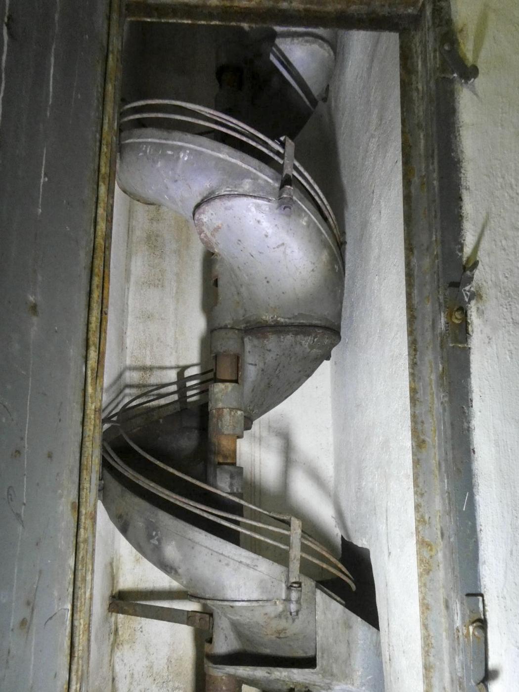 Ligne Maginot - MONT AGEL - (Ouvrage d'artillerie) - Bloc 5
Toboggan pour les douilles - ELLENA Daniel - CUNY Philippe