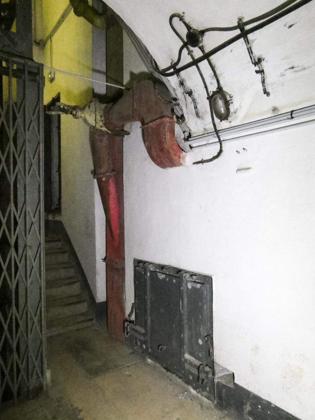 Ligne Maginot - MONT AGEL - (Ouvrage d'artillerie) - Bloc 5
Réceptacle des douilles - ELLENA Daniel - CUNY Philippe