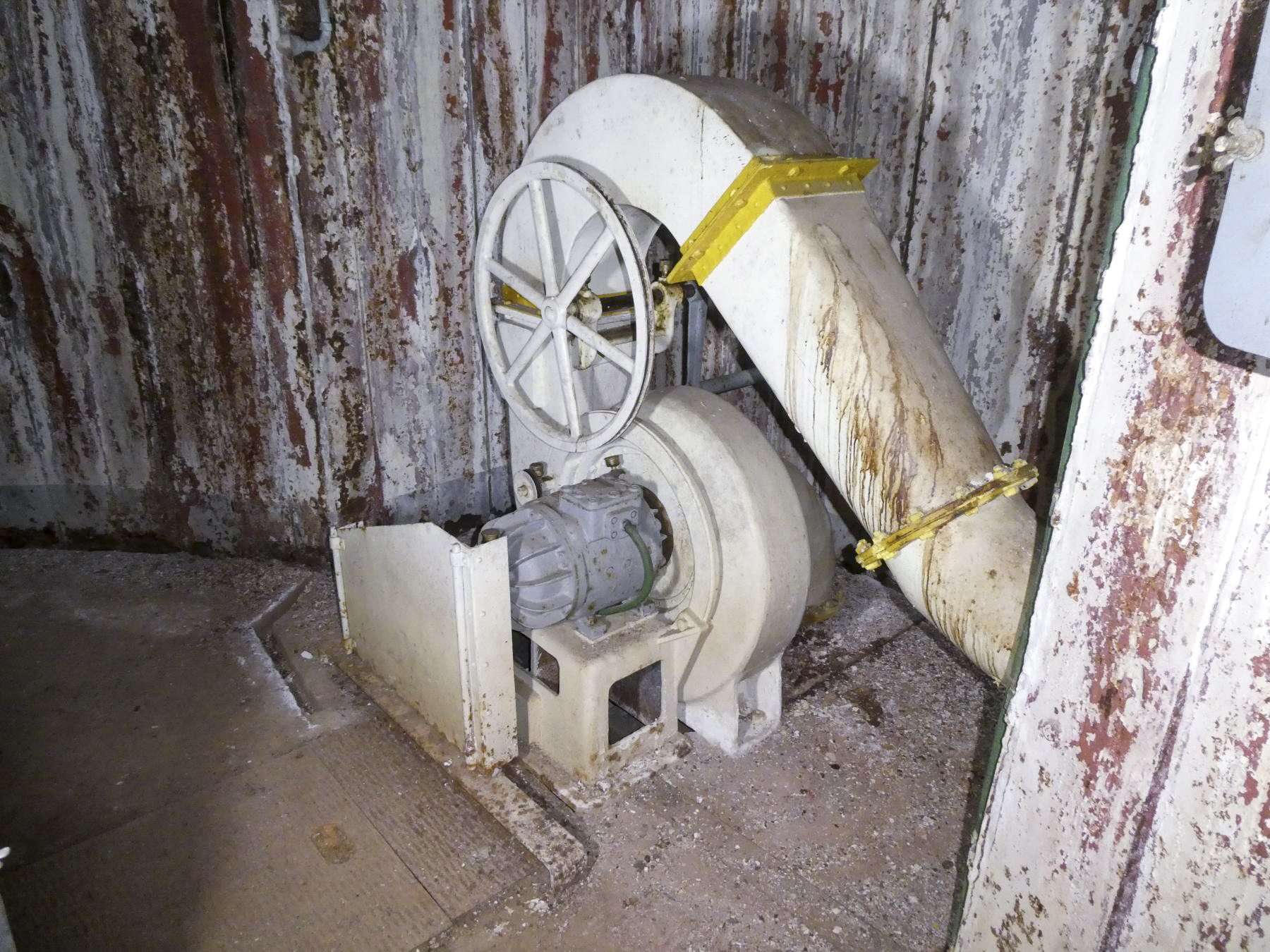 Ligne Maginot - MONT AGEL - (Ouvrage d'artillerie) - Bloc 6
Niveau inférieur
Ventilation - ELLENA Daniel - CUNY Philippe