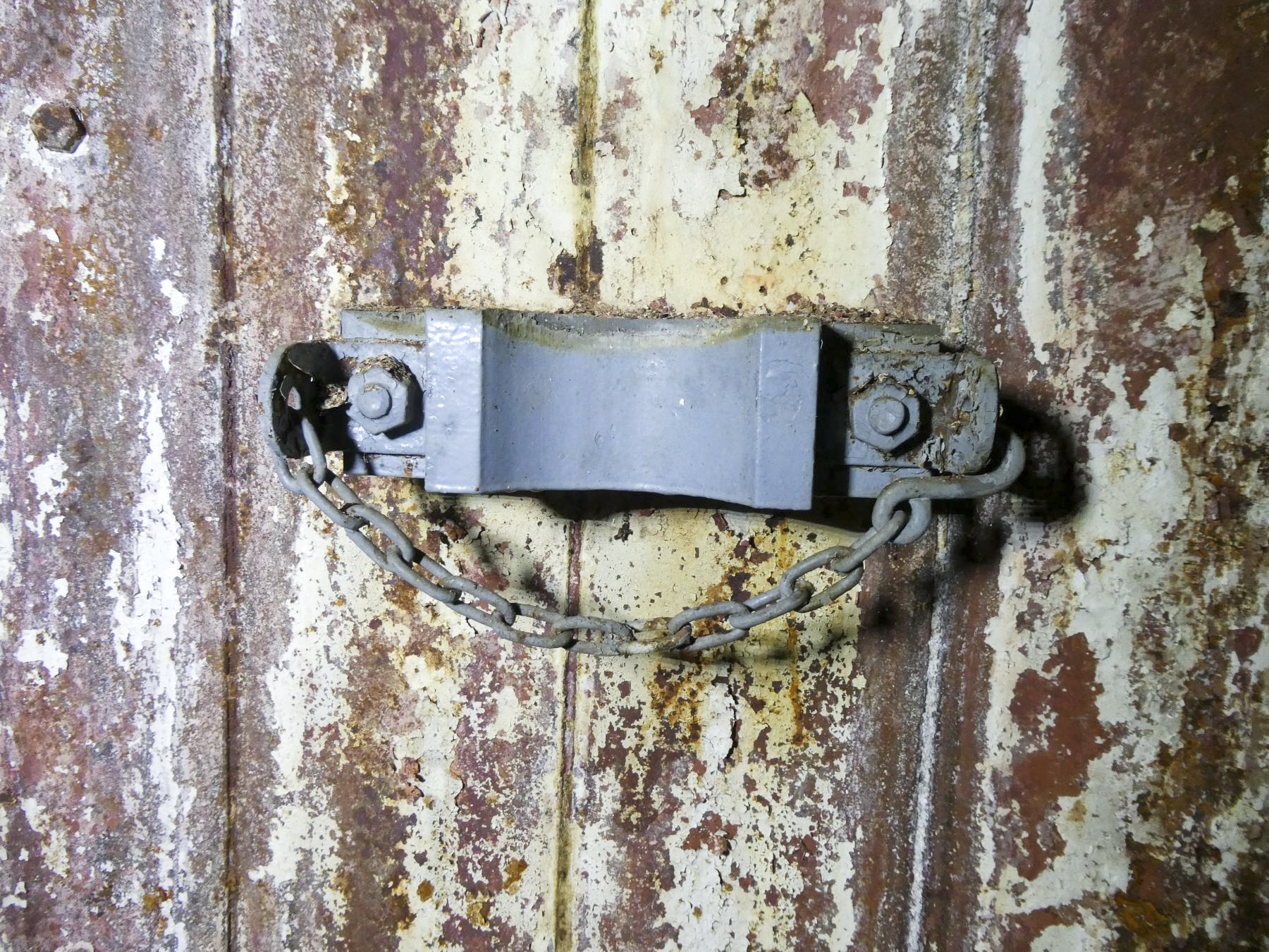 Ligne Maginot - MONT AGEL - (Ouvrage d'artillerie) - Bloc 6
Niveau inférieur
Fixation pour un tube de rechange - ELLENA Daniel - CUNY Philippe