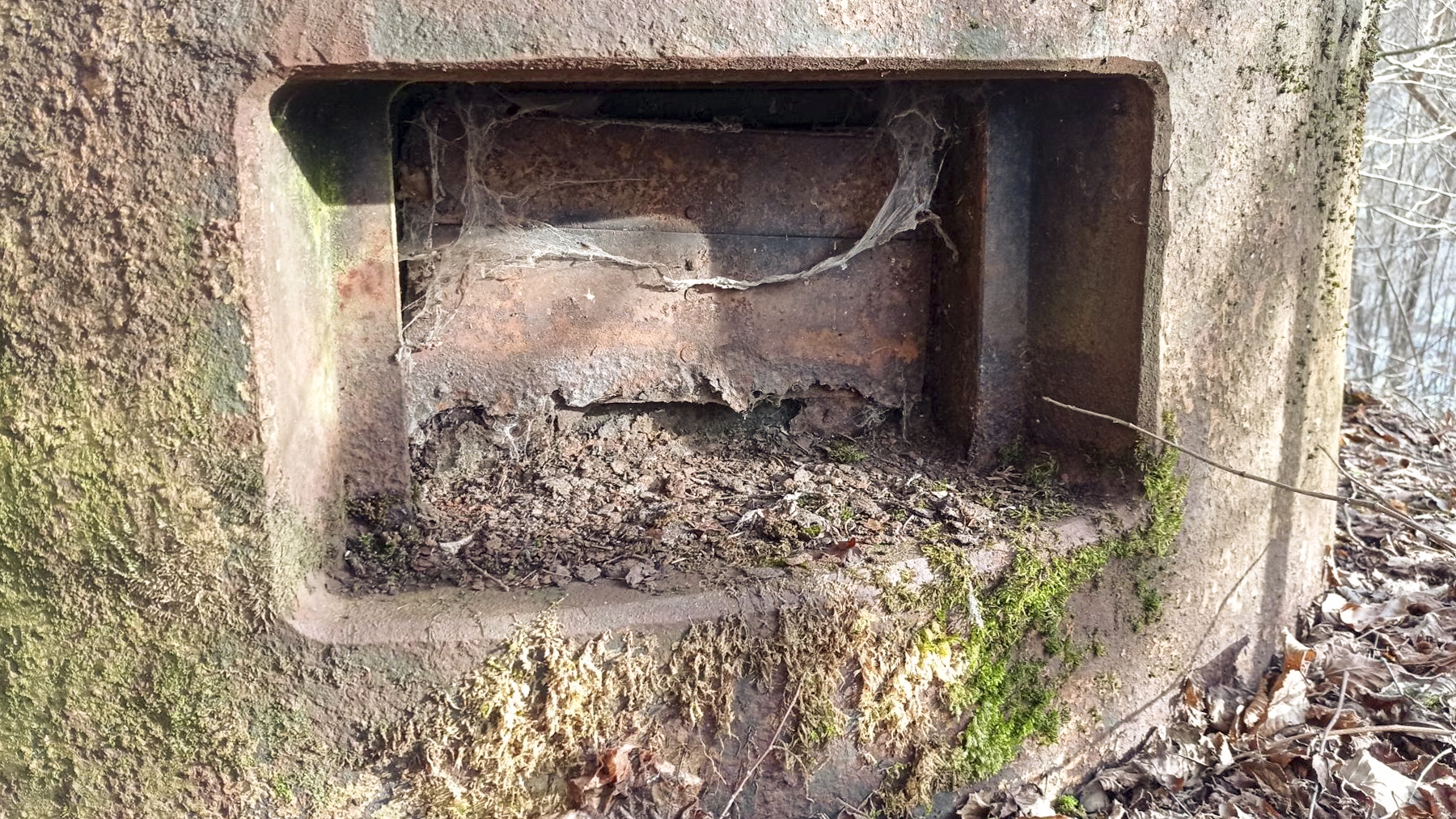 Ligne Maginot - FROHMUHL (PC DU QUARTIER KAPELLENHOF - II/153° RIF) - (Abri) - Un créneau de la cloche Guetteur Fusil Mitrailleur du coffre d'entrée Ouest .Un volet rabattable temps de paix y est encore présent. 