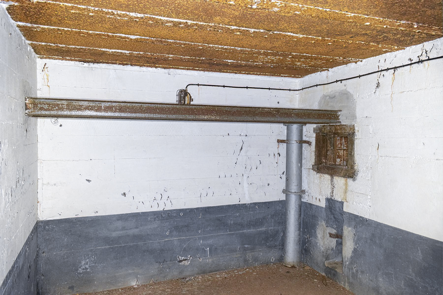 Ligne Maginot - HOCHWALD C3 - (Casemate d'infanterie - Double) - Chambre de tir haute, le créneau JM conservé équipé d'un bi-rail après guerre - David Palmer