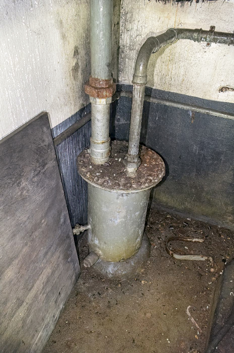 Ligne Maginot - HOCHWALD C3 - (Casemate d'infanterie - Double) - Local du groupe électrogène, système de filtration des gaz d'échappement permettant de réduire les émissions de fumées à l'extérieur - David Palmer