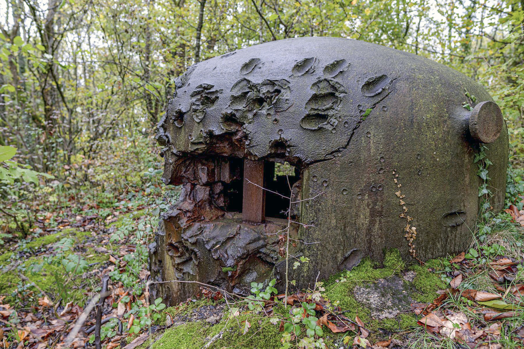 Ligne Maginot - KERFENT - A34 - (Ouvrage d'infanterie) - Bloc 2
Cloche GFM labourée par les obus de PAK 88 allemands
 - David Palmer