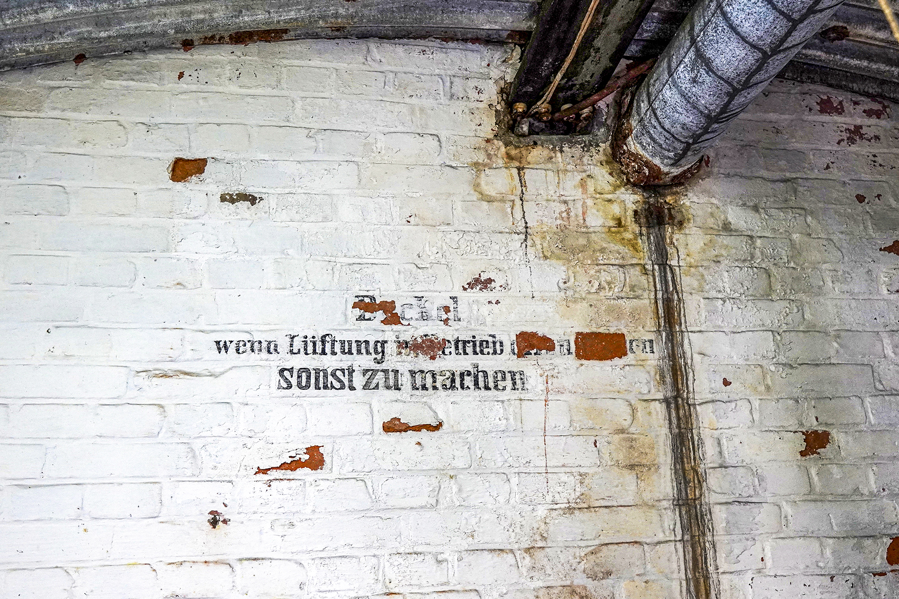 Ligne Maginot - KOENIGSMACKER (FESTE DE) - (Ouvrage d'artillerie) - Caserne B
Inscription allemande, 'Deckel wenn Lüftung in Betrieb offen lassen, sonst zu machen'
 - David Palmer