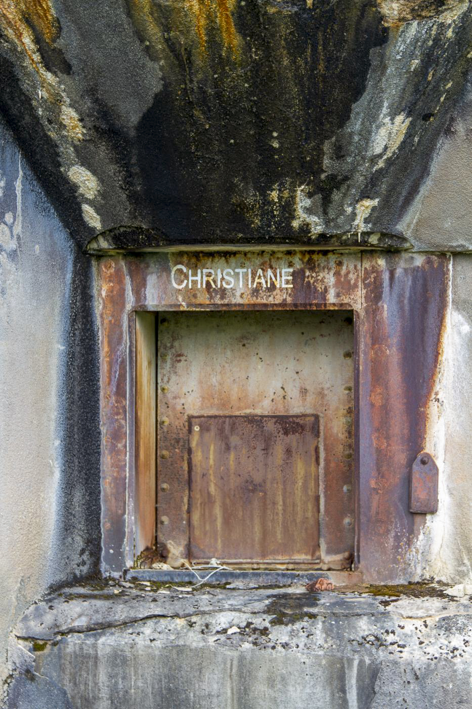 Ligne Maginot - HOCHWALD - (Ouvrage d'artillerie) - Bloc 12
'Christiane', l'un des deux créneaux de 75 mle 29 - Michel Teiten