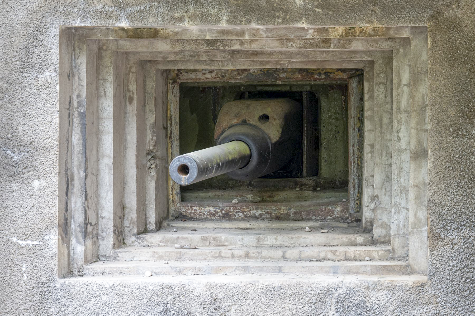 Ligne Maginot - SIMSERHOF - (Ouvrage d'artillerie) - Entrée des hommes
Créneaux pour JM et canon de 37 - David Palmer