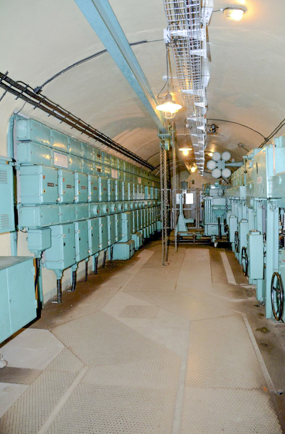 Ligne Maginot - SIMSERHOF - (Ouvrage d'artillerie) - Tableau électrique général de l'ouvrage
A droite le tableau général basse tension, à gauche les cellules moyenne tension
L'autotransformateur est visible sur la droite après les cellules MT - Pascal Lambert