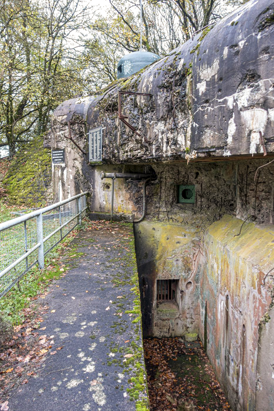 Ligne Maginot - BAMBESCH - A35 - (Ouvrage d'infanterie) - Bloc 3
Fossé diamant et issue de secours - David Palmer