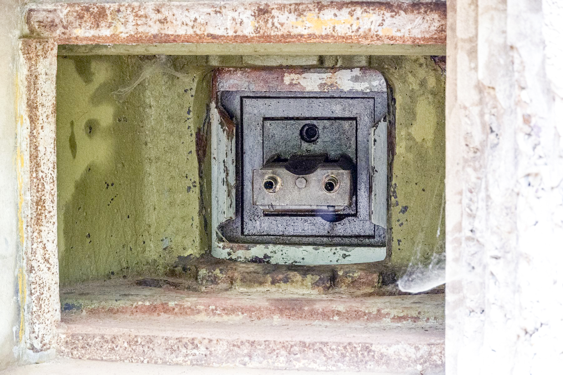 Ligne Maginot - SIMSERHOF - (Ouvrage d'artillerie) - Entrée des hommes
Créneaux jumelage mitrailleuses - David Palmer