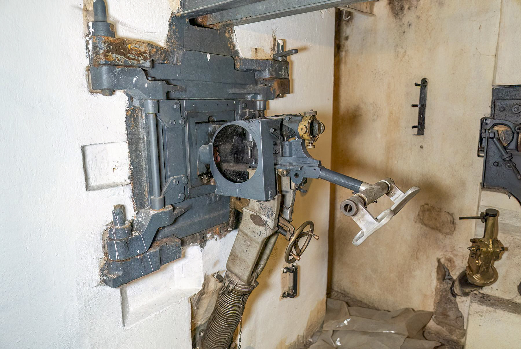 Ligne Maginot - BOIS KARRE - A12 - (Ouvrage d'infanterie) - Chambre de tir Est
Trémie pour jumelage de mitrailleuses Reibel MAC 31 interchangeable avec un canon antichar de 47mm monté sur bi-rail - David Palmer