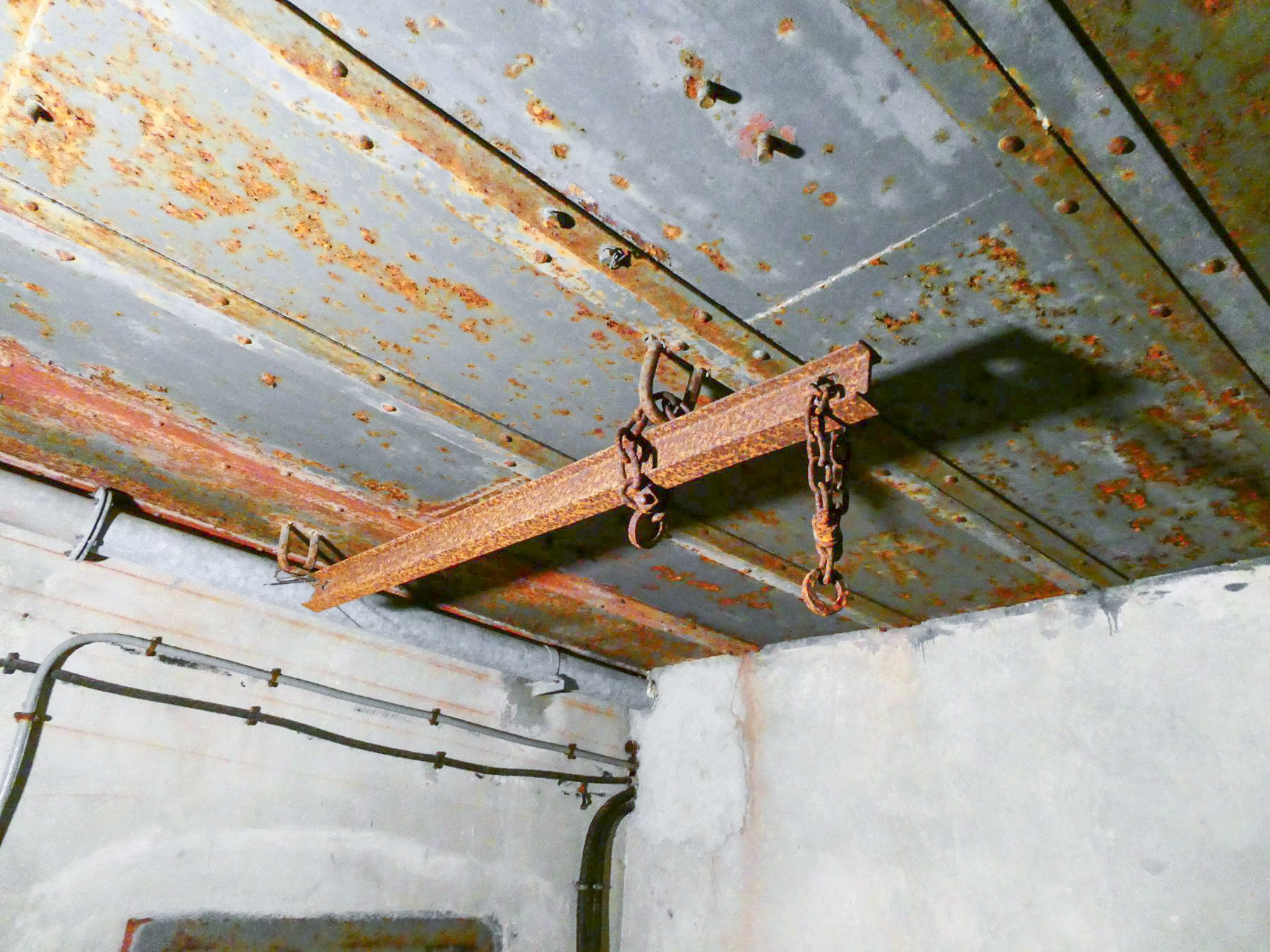 Ligne Maginot - GRANGES COMMUNES - (Ouvrage d'infanterie) - Bloc 2
Fixation d'un palan pour monter les munitions ou autres.