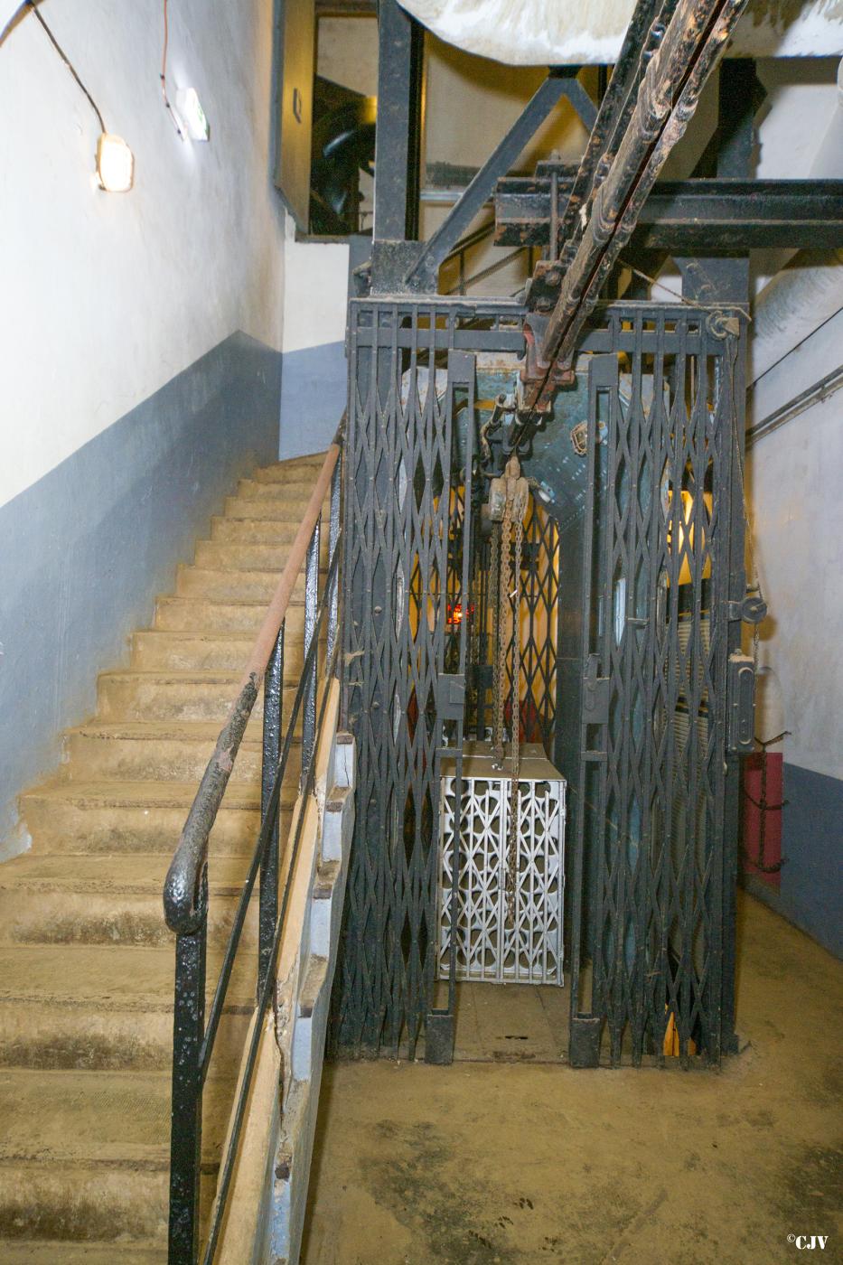 Ligne Maginot - SCHOENENBOURG - (Ouvrage d'artillerie) - Bloc 3
Monte-charge - Lia VERMEULEN