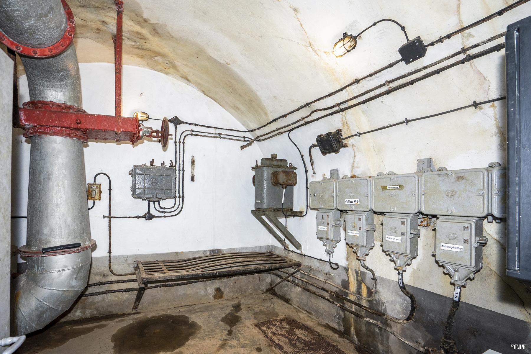 Ligne Maginot - SCHOENENBOURG - (Ouvrage d'artillerie) - Bloc 6
Local technique - Lia VERMEULEN